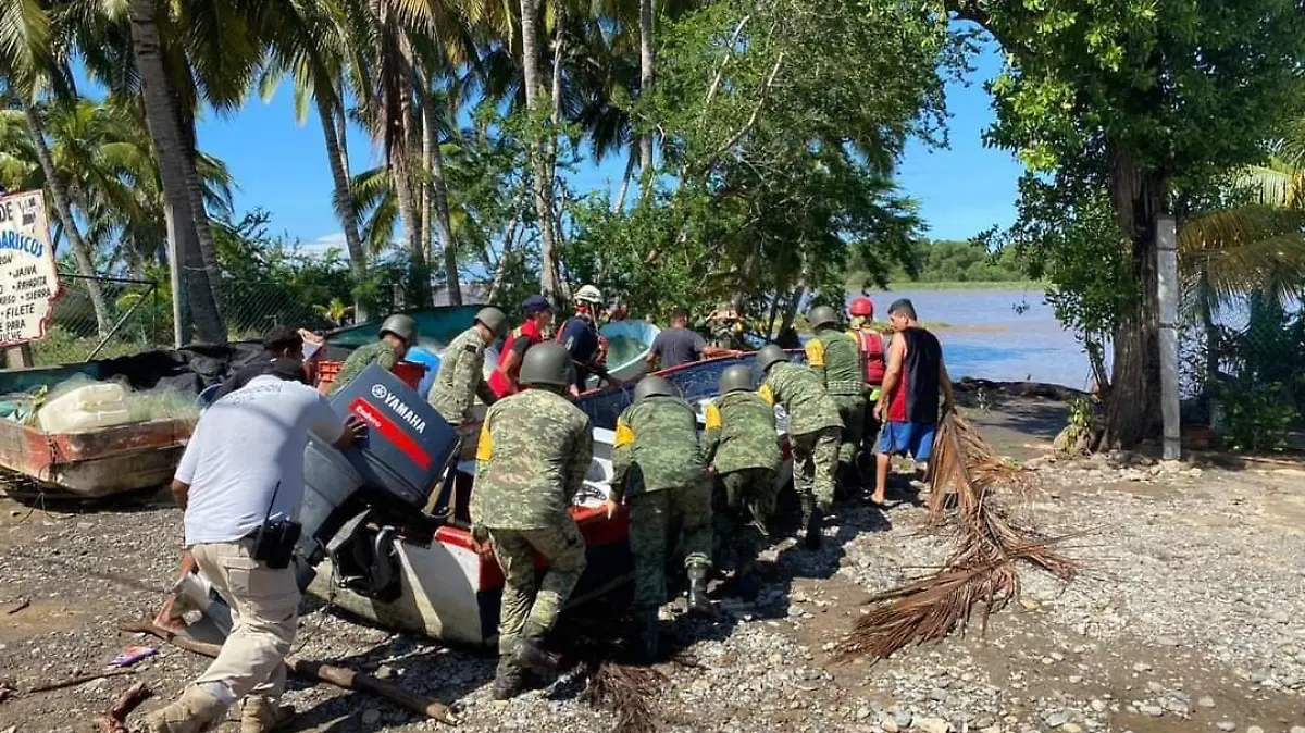 Rescate de personas en Tecomán